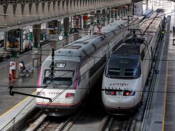 Trenes en la estación del AVE de Santa Justa, en Sevilla. Trenes en la estación del AVE de Santa Justa, en Sevilla.