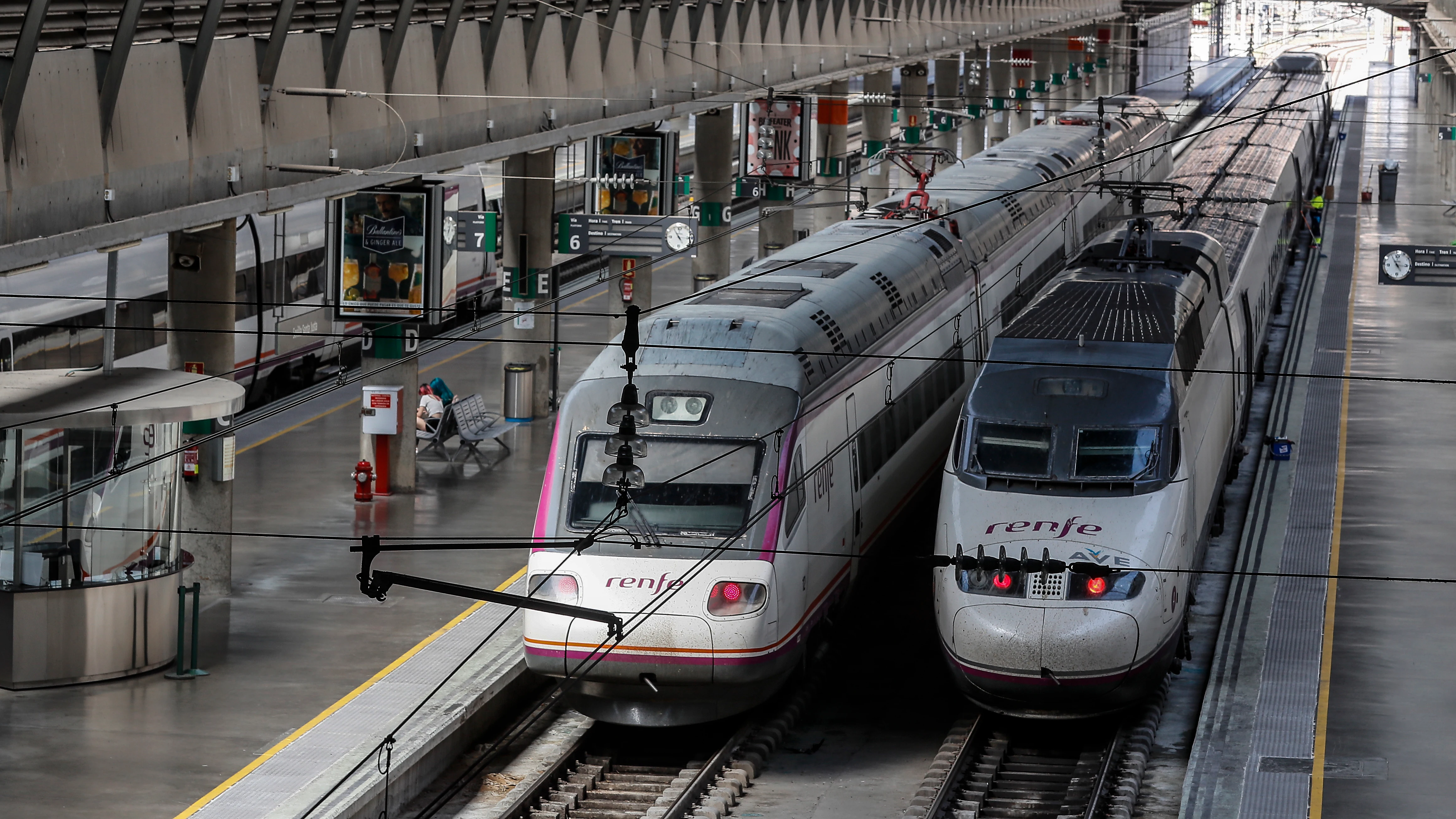 Trenes en la estación del AVE de Santa Justa, en Sevilla.