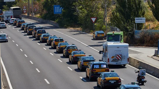Cientos de taxistas participaron en la marcha lenta Cientos de taxistas participaron en la marcha lenta