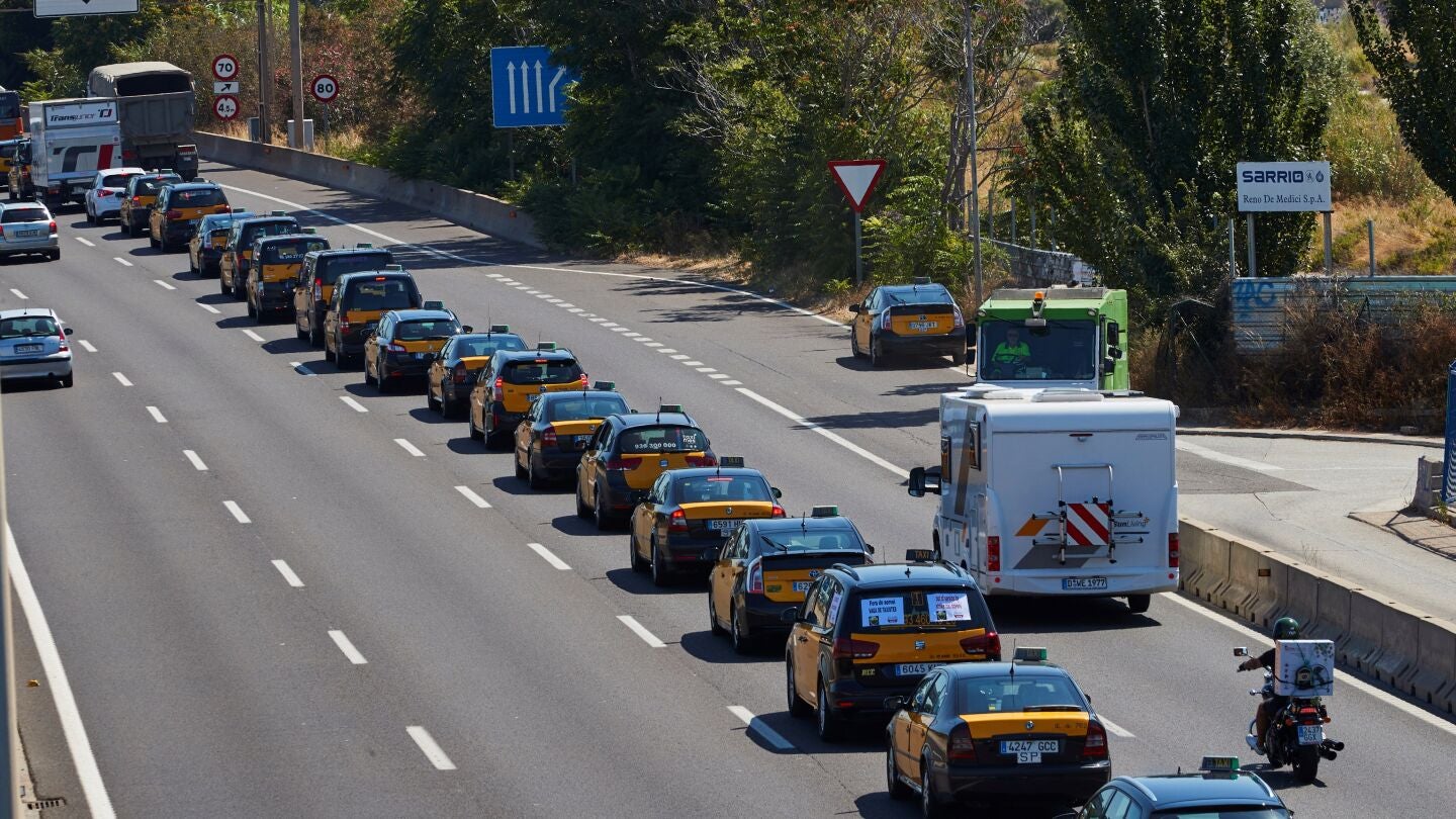 Cientos de taxistas participaron en la marcha lenta 