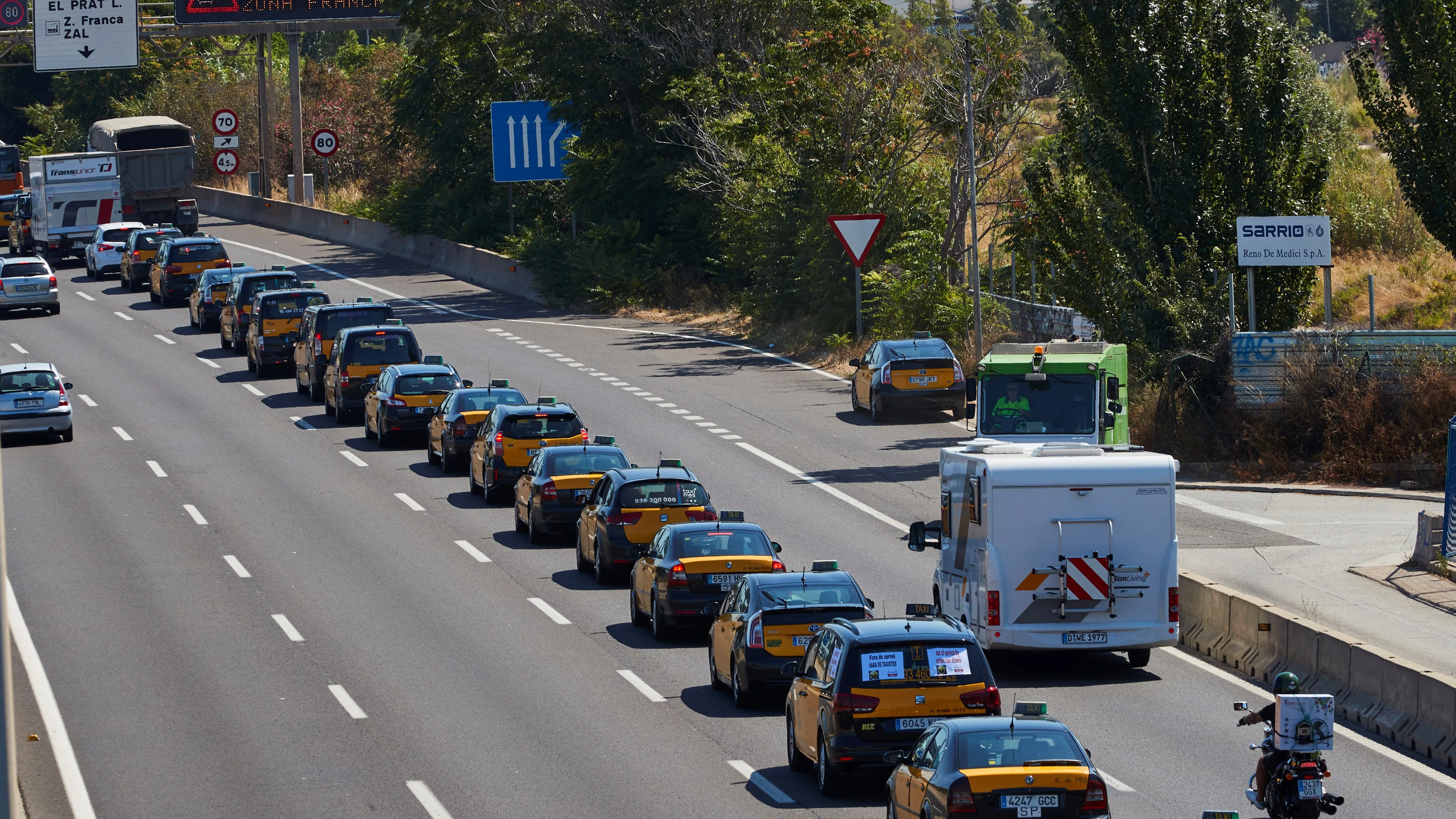 Cientos de taxistas participaron en la marcha lenta 