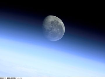 La Luna es el 5º satélite más grande de nuestro sistema solar. En esta imagen, fue fotografiada desde la Estación Espacial Internacional (ISS)
