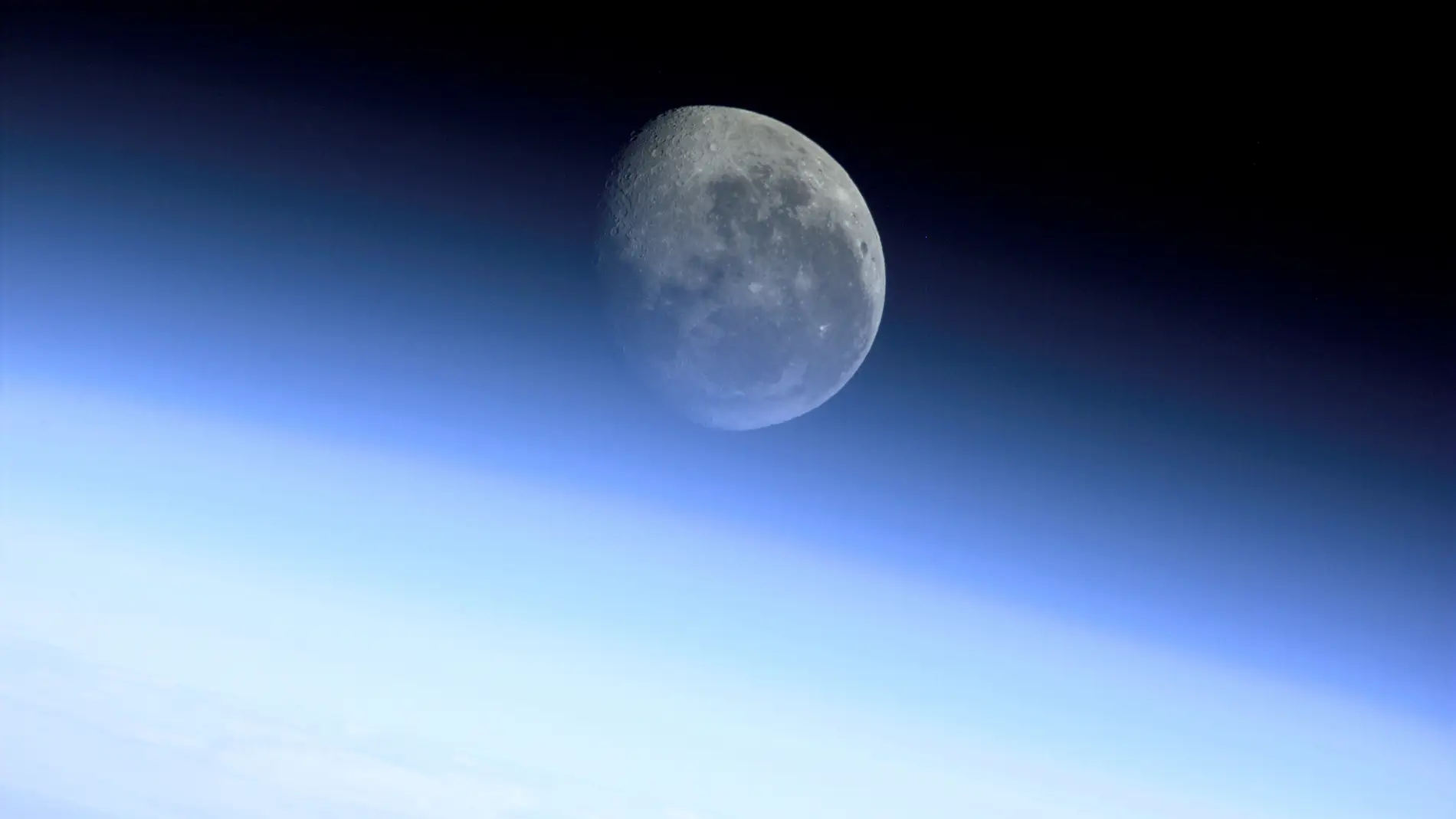 La Luna es el 5º satélite más grande de nuestro sistema solar. En esta imagen, fue fotografiada desde la Estación Espacial Internacional (ISS)