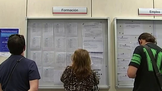 Varias personas en la cola del paro Varias personas en la cola del paro