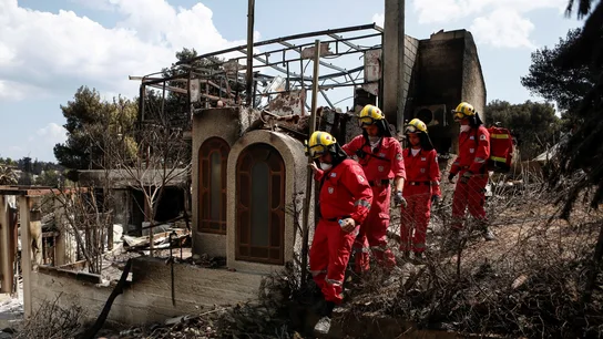 Miembros de la Cruz Roja buscan desaparecidos por las casas Miembros de la Cruz Roja buscan desaparecidos por las casas