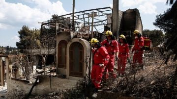 Miembros de la Cruz Roja buscan desaparecidos por las casas