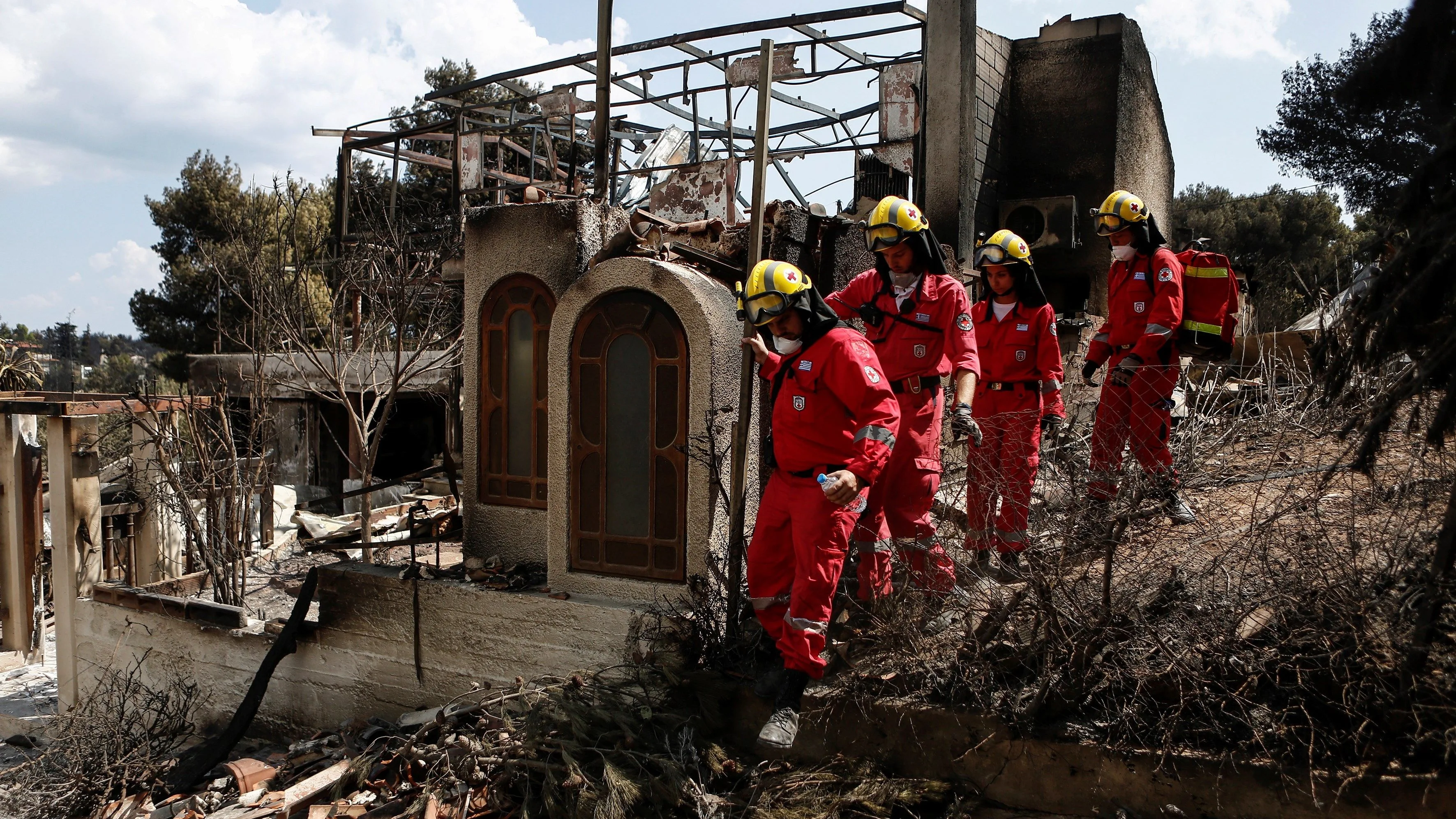 Miembros de la Cruz Roja buscan desaparecidos por las casas