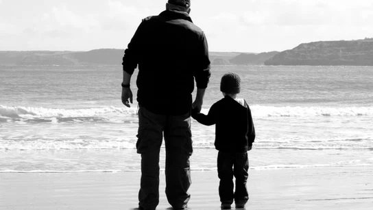 Imagen de un abuelo con su nieto en la playa Imagen de un abuelo con su nieto en la playa