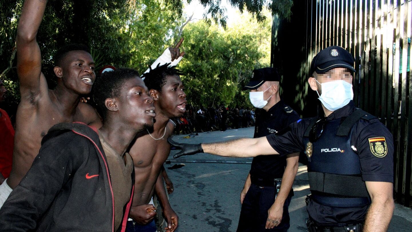 Violento salto masivo a la valla de Ceuta