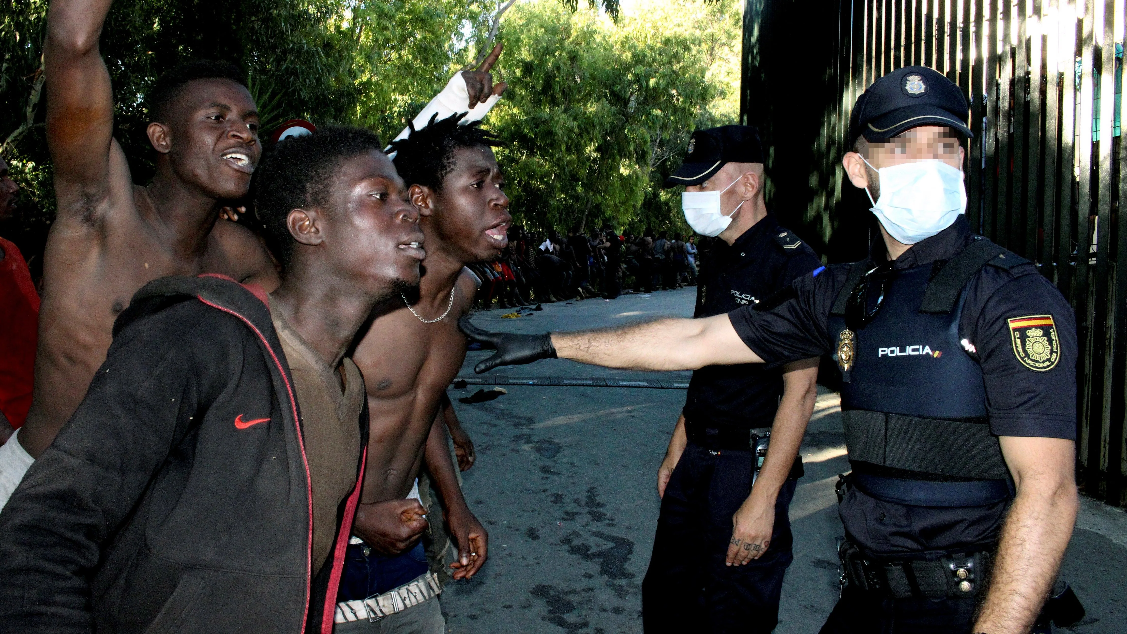 Violento salto masivo a la valla de Ceuta