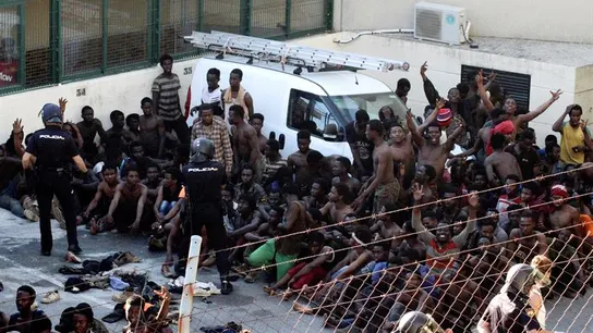 Inmigrantes en Ceuta después de saltar la valla Inmigrantes en Ceuta después de saltar la valla