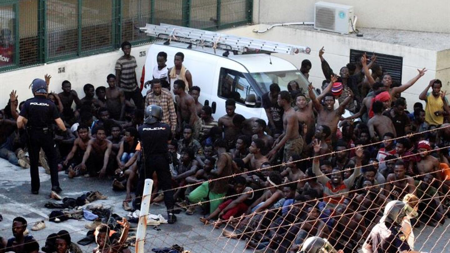 Inmigrantes en Ceuta despu&eacute;s de saltar la valla