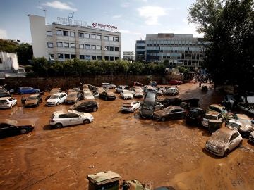 Varios vehículos han sido arrastrados por el agua en una calle inundada de Maroussi, suburbio de Atenas. Varios vehículos han sido arrastrados por el agua en una calle inundada de Maroussi, suburbio de Atenas.