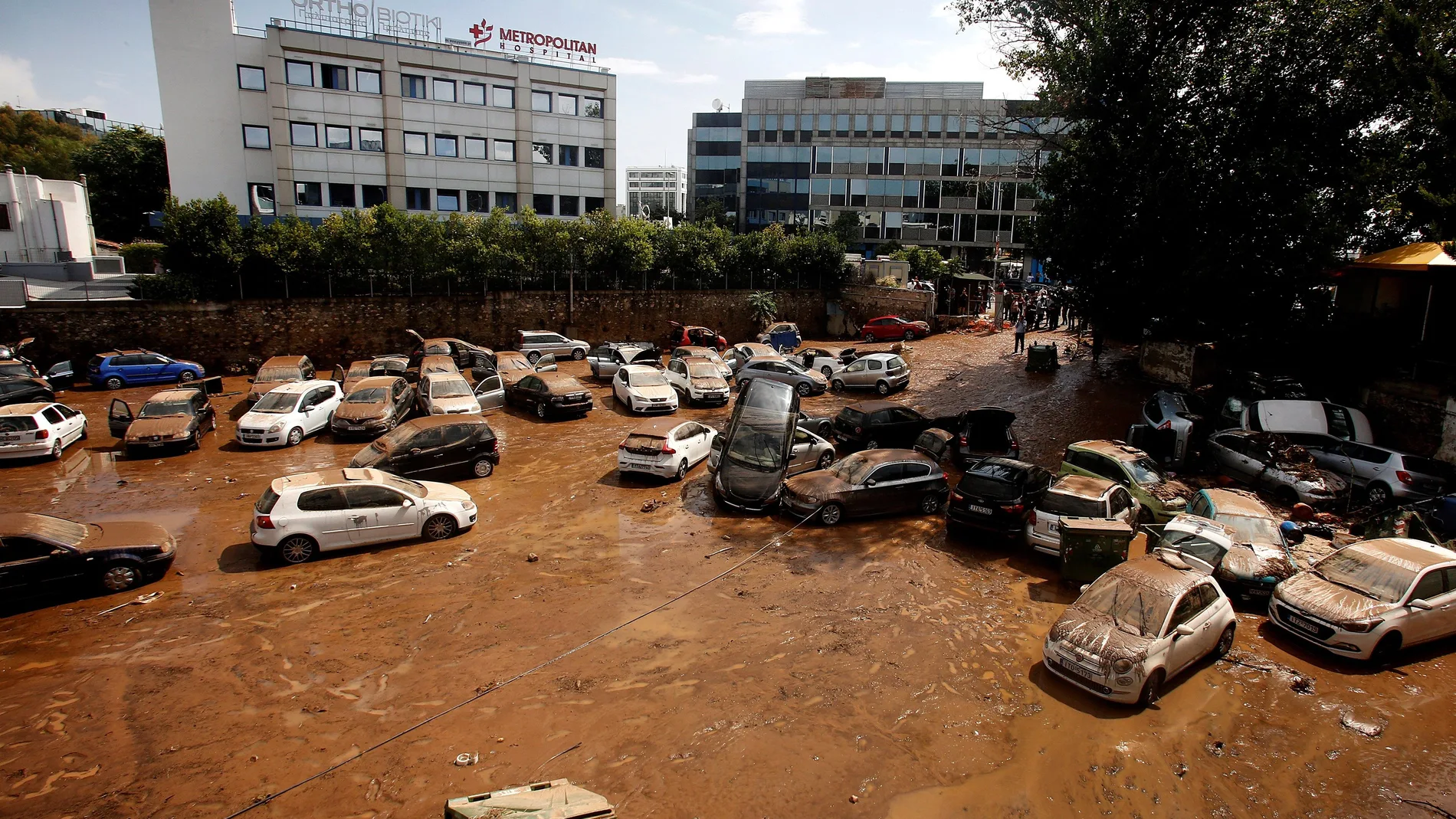 Varios vehículos han sido arrastrados por el agua en una calle inundada de Maroussi, suburbio de Atenas.