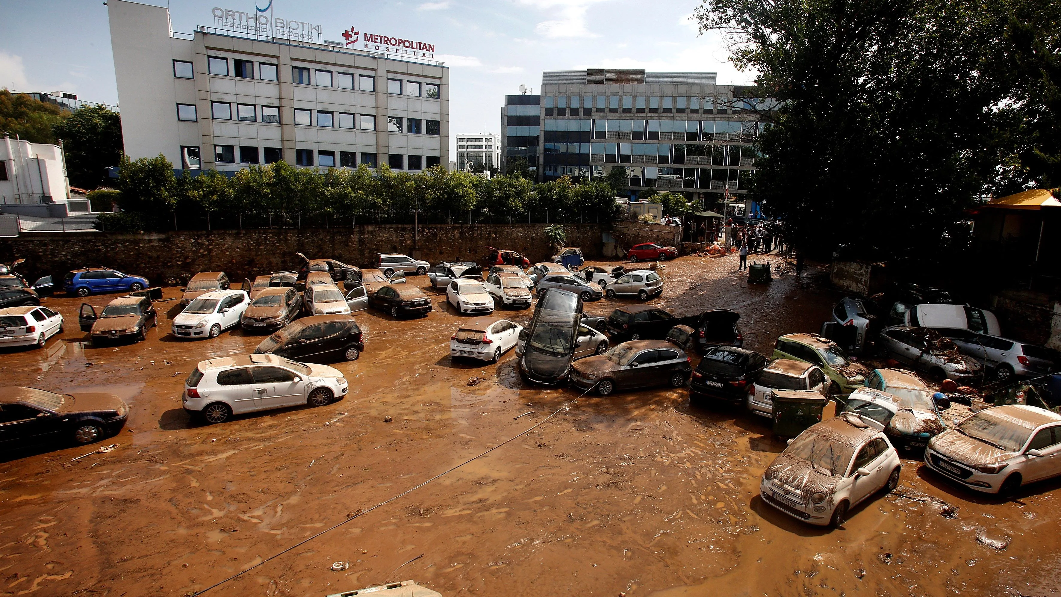 Varios vehículos han sido arrastrados por el agua en una calle inundada de Maroussi, suburbio de Atenas.