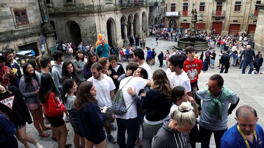 Cientos de personas aguardan en fila desde primera hora de la mañana, para poder asistir a los actos religiosos que se celebran en la catedral compostelana, en el día de Santiago Apóstol. Cientos de personas aguardan en fila desde primera hora de la mañana, para poder asistir a los actos religiosos que se celebran en la catedral compostelana, en el día de Santiago Apóstol.