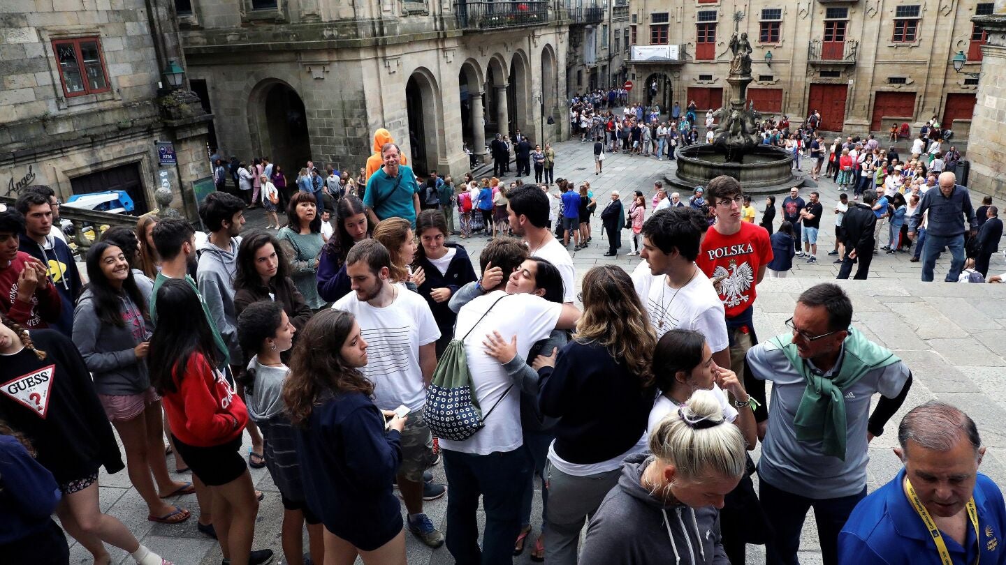 Cientos de personas aguardan en fila desde primera hora de la ma&ntilde;ana, para poder asistir a los actos religiosos que se celebran en la catedral compostelana, en el d&iacute;a de Santiago Ap&oacute;stol.