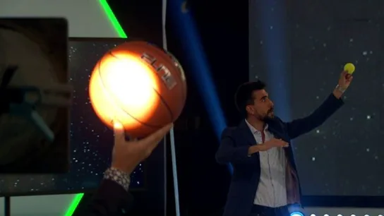 El eclipse lunar, con una pelota de tenis y una de baloncesto El eclipse lunar, con una pelota de tenis y una de baloncesto
