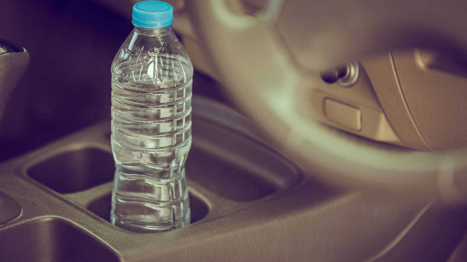Llevar una botella de agua en el coche, un debate de seguridad vial