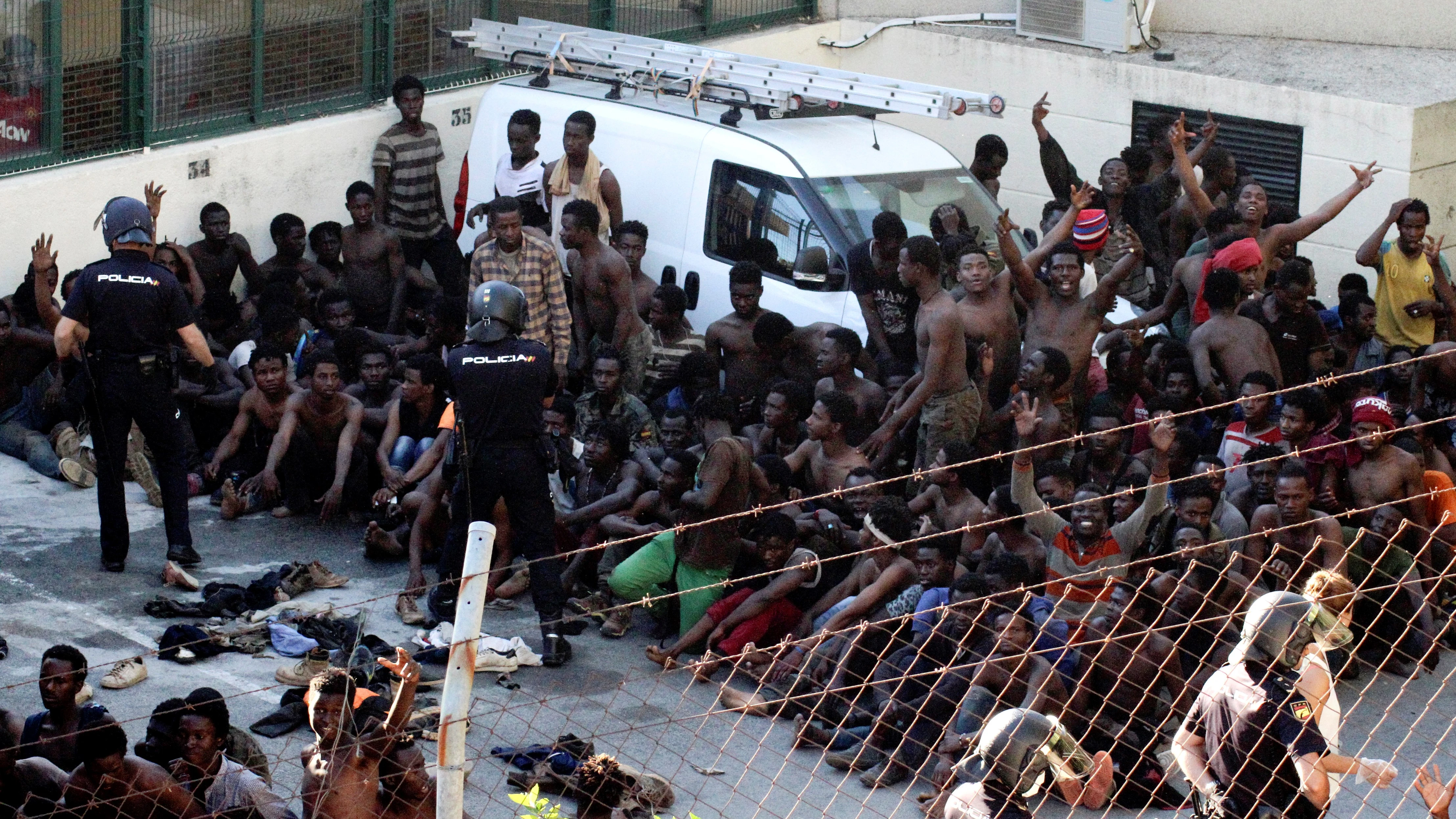 Migrantes en un centro abarrotado.