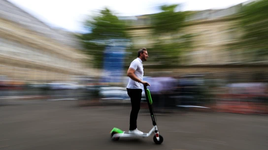Un hombre circula en patinete eléctrico Un hombre circula en patinete eléctrico