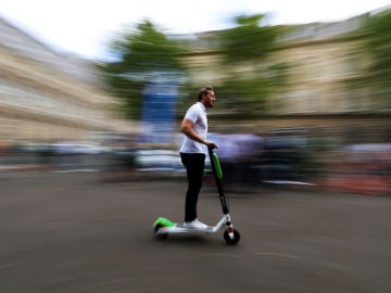 Un hombre circula en patinete eléctrico Un hombre circula en patinete eléctrico