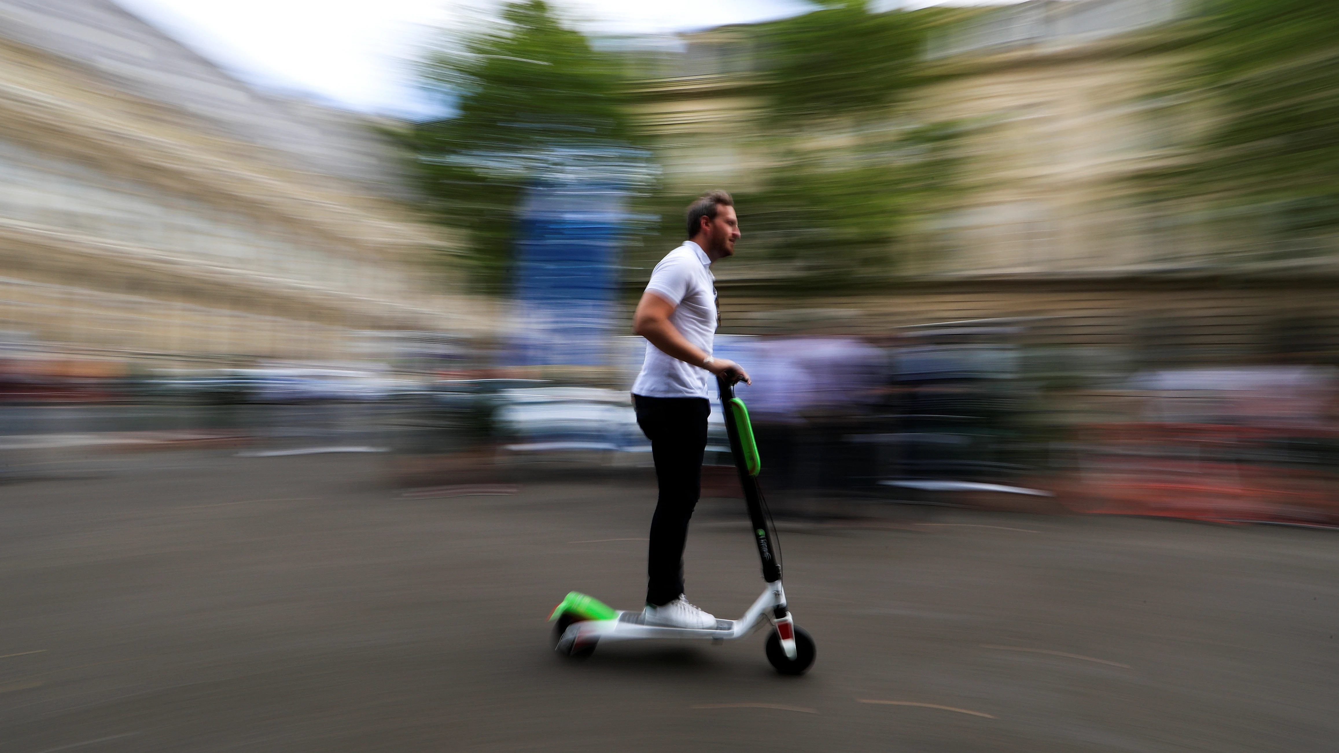 Un hombre circula en patinete eléctrico