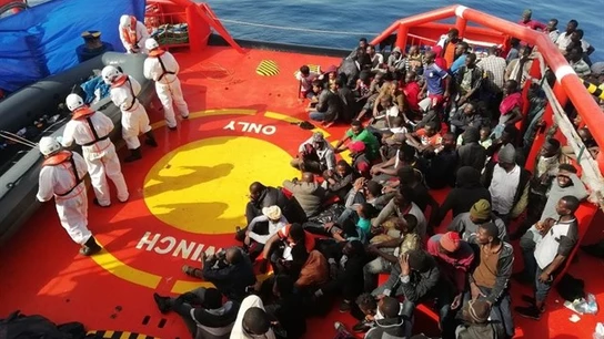 Una patera llegando a España Una patera llegando a España