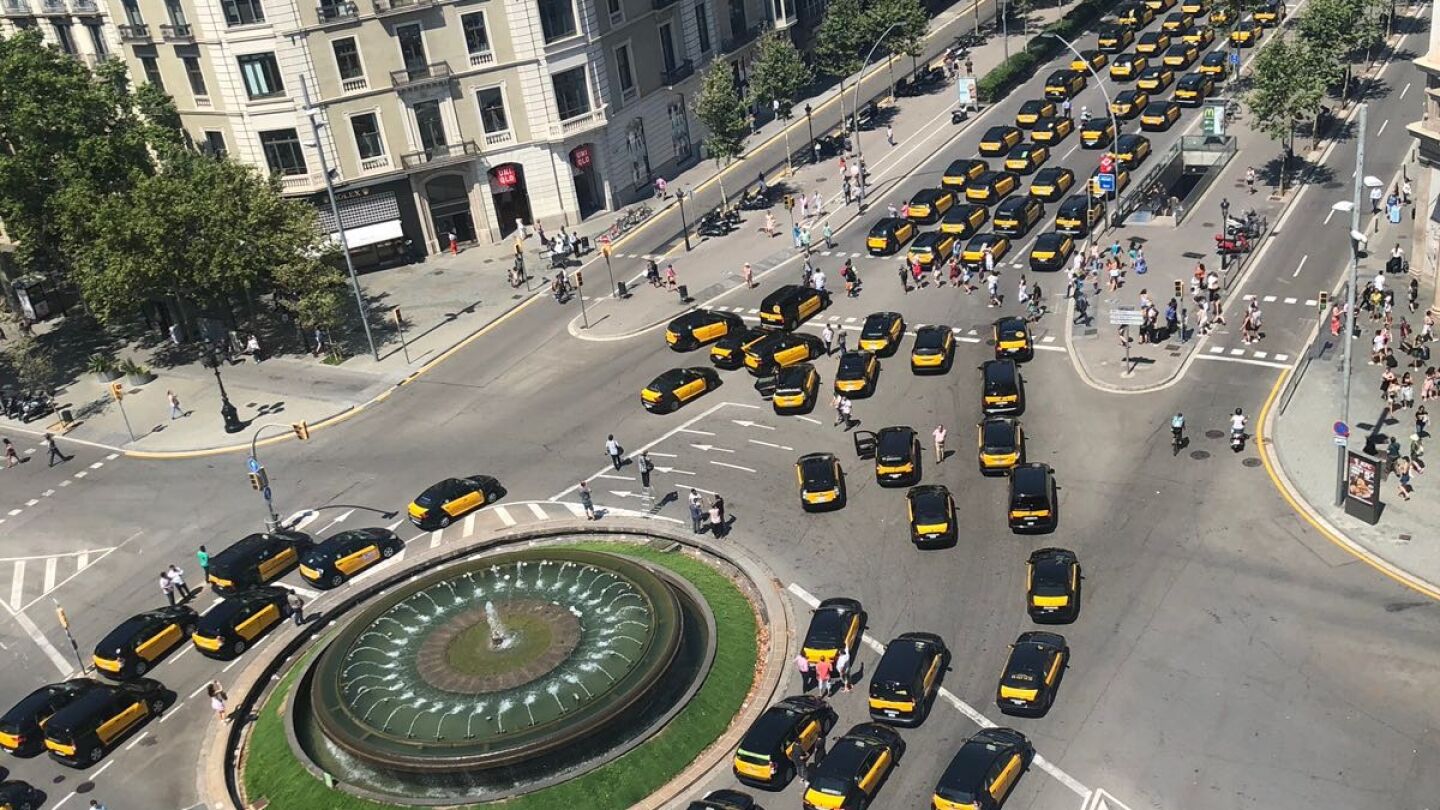 Marcha lenta de taxis en Barcelona