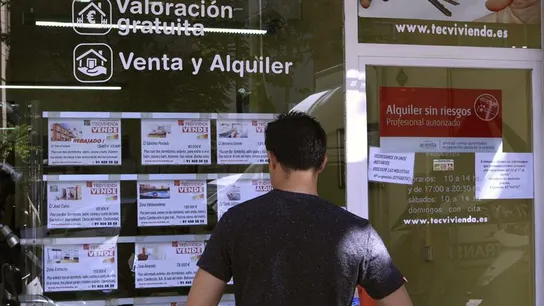 Vista de un escaparate de una inmobiliaria Vista de un escaparate de una inmobiliaria