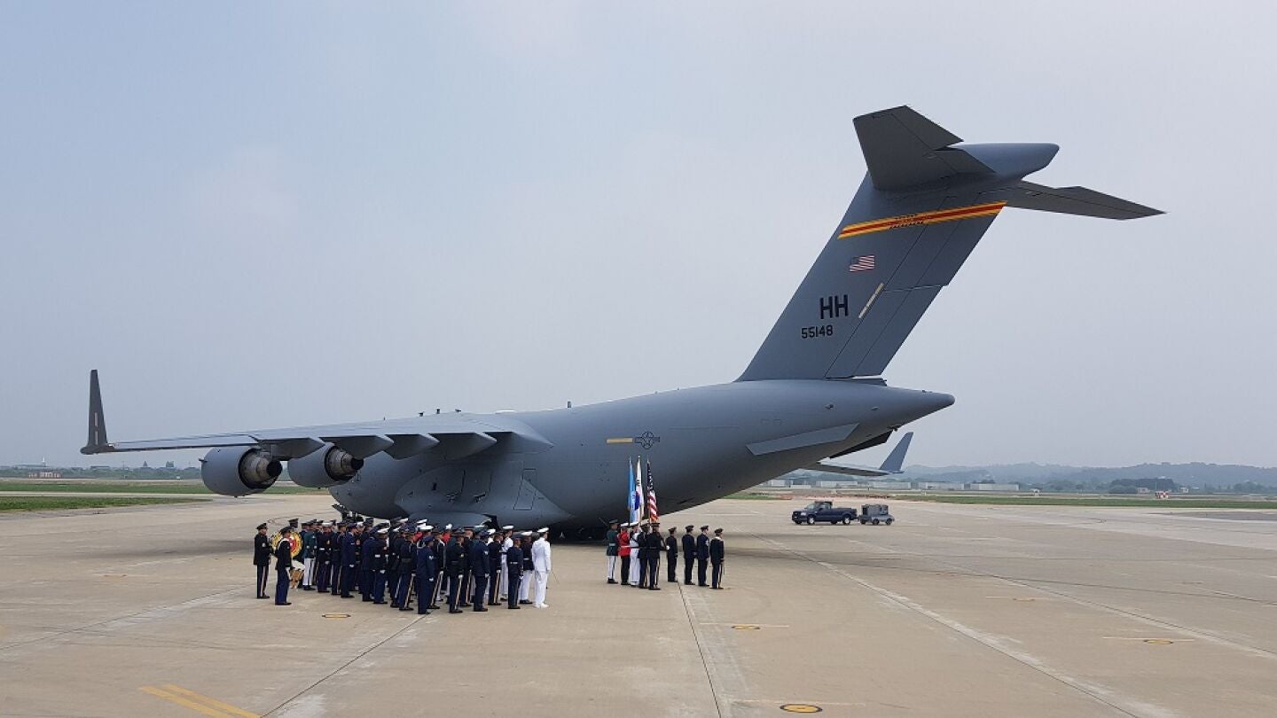 Avi&oacute;n que transporta los restos de estadounidenses muertos en la Guerra de Corea