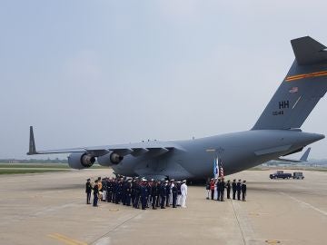 Avión que transporta los restos de estadounidenses muertos en la Guerra de Corea Avión que transporta los restos de estadounidenses muertos en la Guerra de Corea