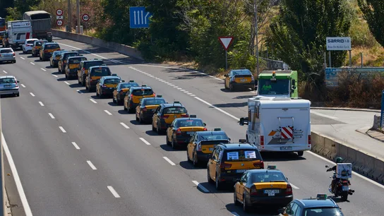 Marcha lenta de taxis en Barcelona Marcha lenta de taxis en Barcelona