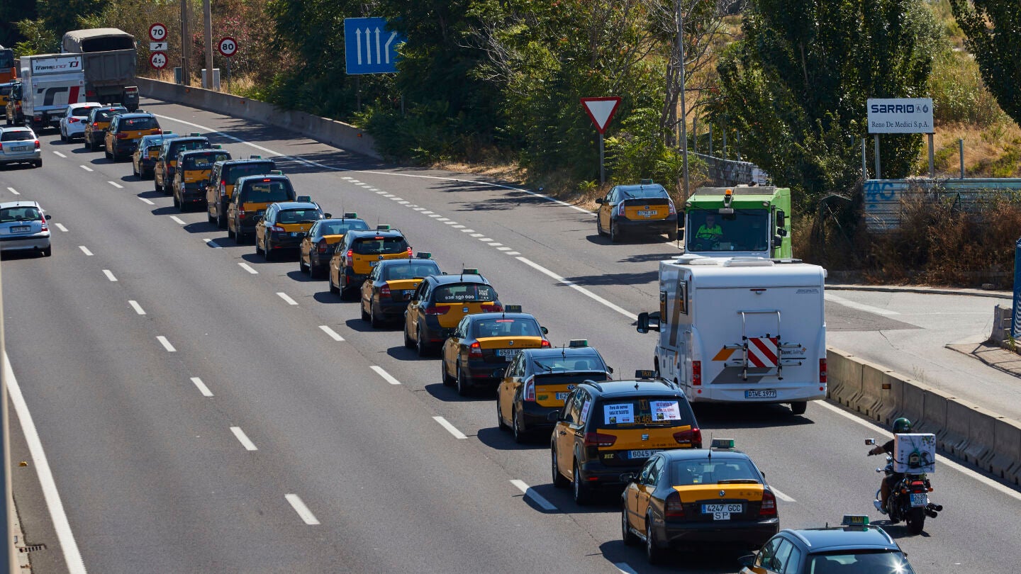 Marcha lenta de taxis en Barcelona