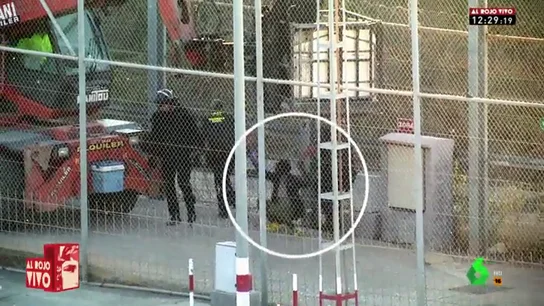 Imagen de la devolución en caliente de un migrante en la frontera de Ceuta Imagen de la devolución en caliente de un migrante en la frontera de Ceuta