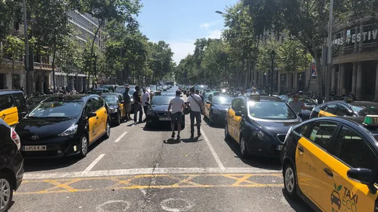 Los taxis de Barcelona protestan en una marcha lenta contra los VTC Los taxis de Barcelona protestan en una marcha lenta contra los VTC