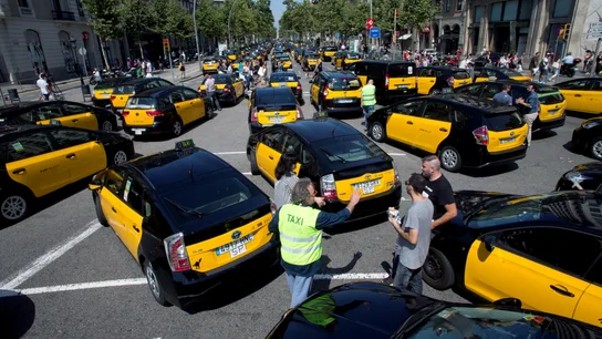 Los taxistas de Barcelona colapsan el centro de la ciudad, donde una marcha lenta ocupa la Gran Vía. Los taxistas de Barcelona colapsan el centro de la ciudad, donde una marcha lenta ocupa la Gran Vía.