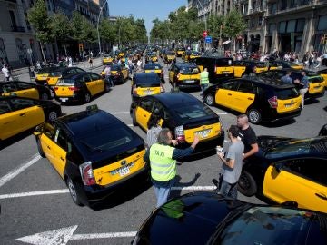Los taxistas de Barcelona colapsan el centro de la ciudad, donde una marcha lenta ocupa la Gran Vía. Los taxistas de Barcelona colapsan el centro de la ciudad, donde una marcha lenta ocupa la Gran Vía.