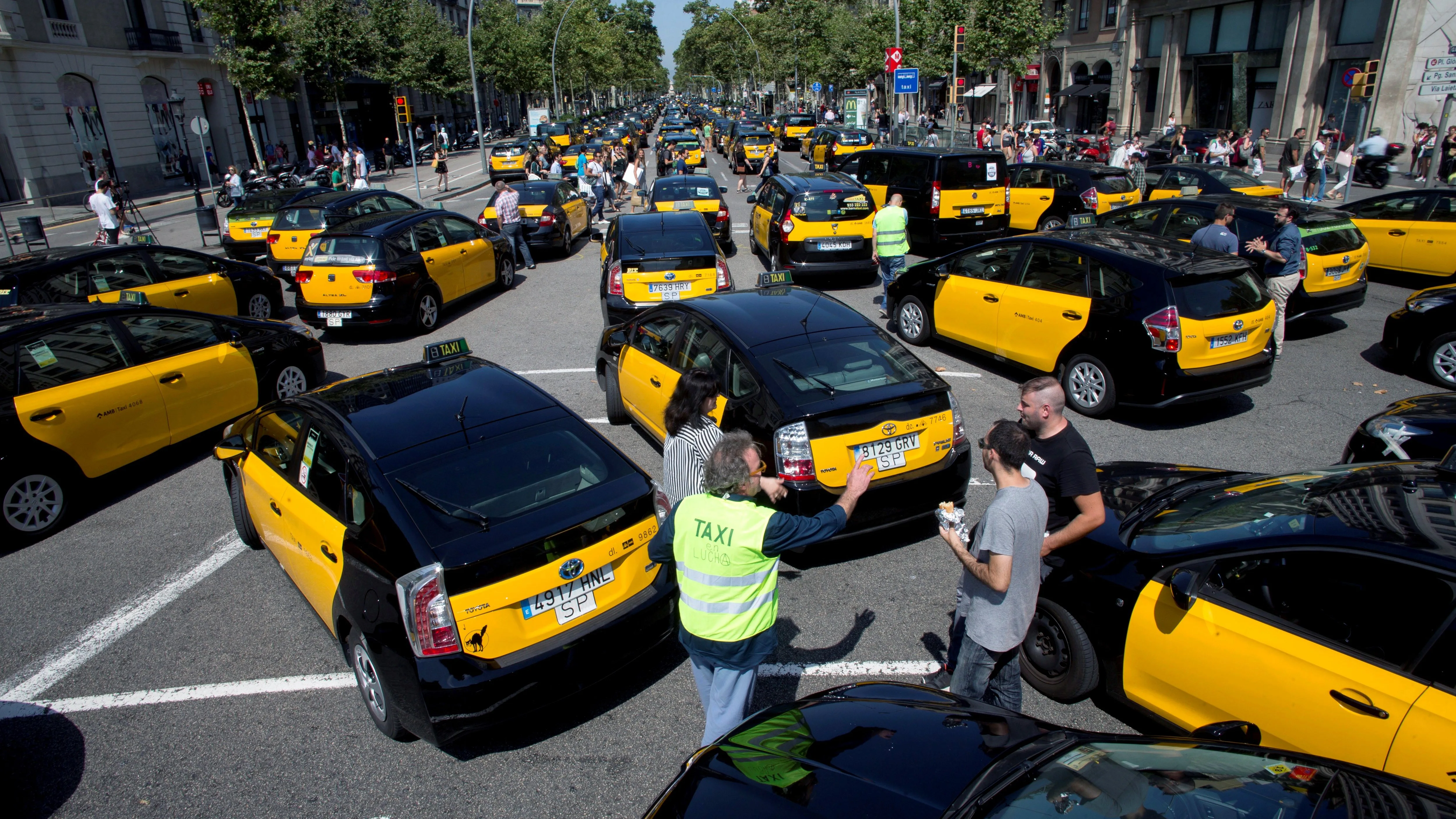 Los taxistas de Barcelona colapsan el centro de la ciudad, donde una marcha lenta ocupa la Gran Vía.