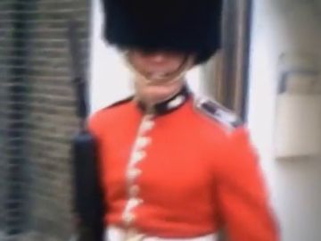 Con la guardia de la reina de Inglaterra no se juega Con la guardia de la reina de Inglaterra no se juega