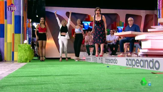 Anna Simon gana la competición de lanzamiento de aceituna Anna Simon gana la competición de lanzamiento de aceituna