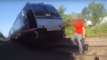 A punto de morir arrollado por un tren