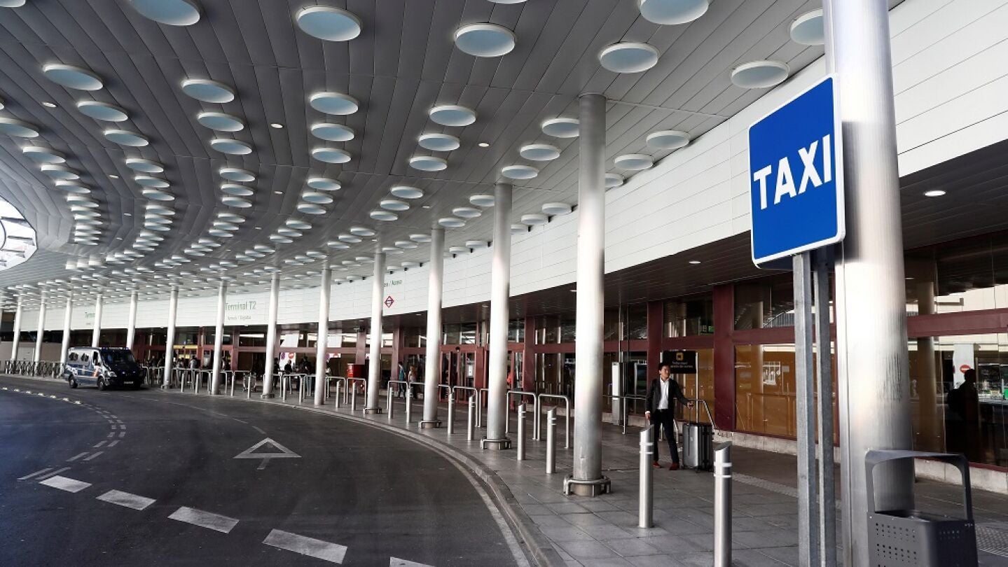 Parada sin taxis en la Terminal uno del aeropuerto Adolfo Su&aacute;rez-Madrid Barajas