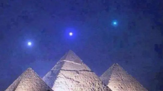 Planetas alineados sobre las pirámides de Giza Planetas alineados sobre las pirámides de Giza