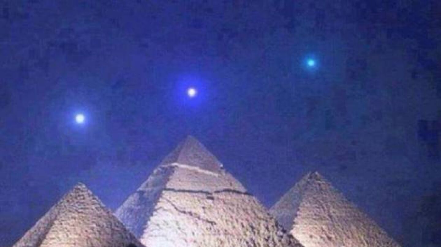 Planetas alineados sobre las pir&aacute;mides de Giza