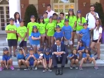 Pedro Sánchez enseña a un grupo de niños la Moncloa Pedro Sánchez enseña a un grupo de niños la Moncloa