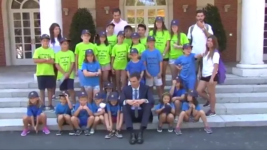 Pedro Sánchez enseña a un grupo de niños la Moncloa