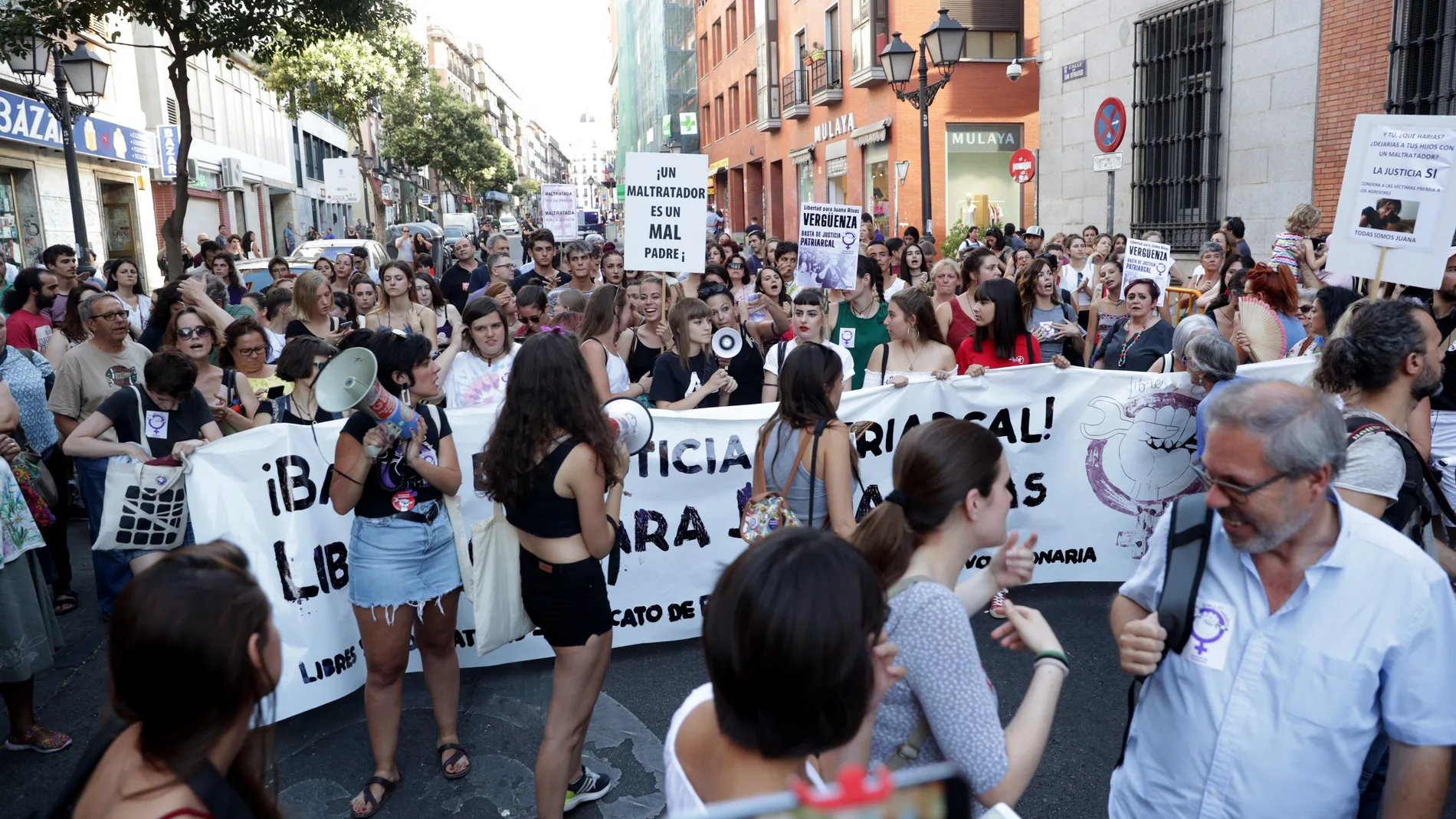 Vista de la concentración convocada por asociaciones feministas en Madrid