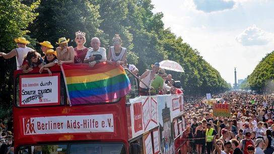 Cientos de miles recorren las calles de Berlín en día del orgullo gay Cientos de miles recorren las calles de Berlín en día del orgullo gay