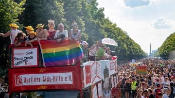 Cientos de miles recorren las calles de Berlín en día del orgullo gay